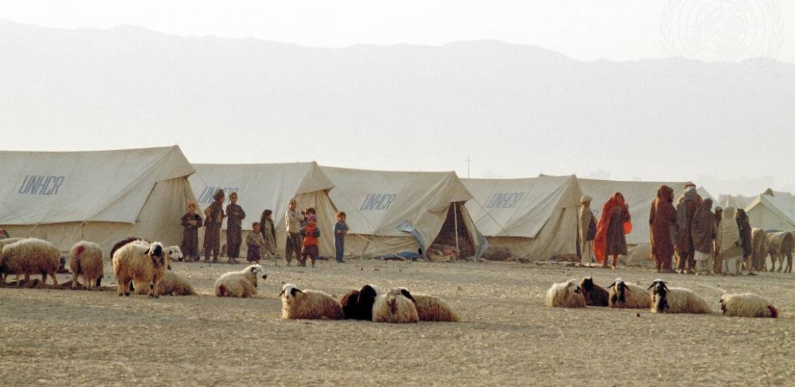Afghanske flyktninger i Pakistan i 2001. Foto: UN Photo/Luke Powell.